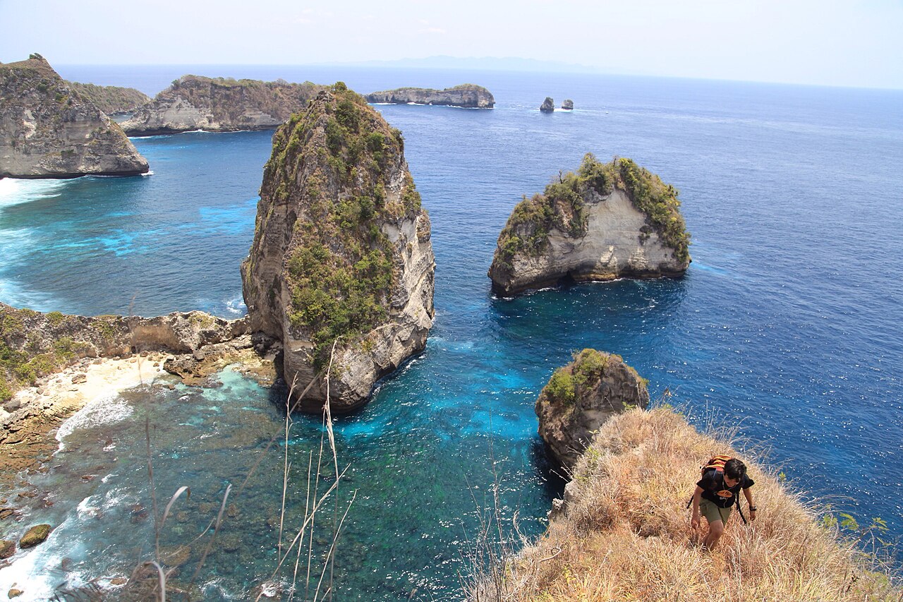 Pantai Atuh di Nusa Penida dengan pasir putih dan tebing karang