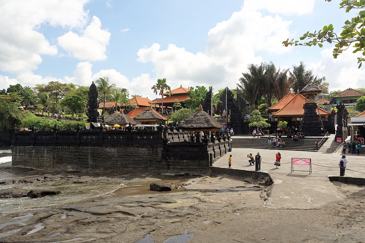 Pura Tanah Lot berdiri di atas batu karang saat laut tenang