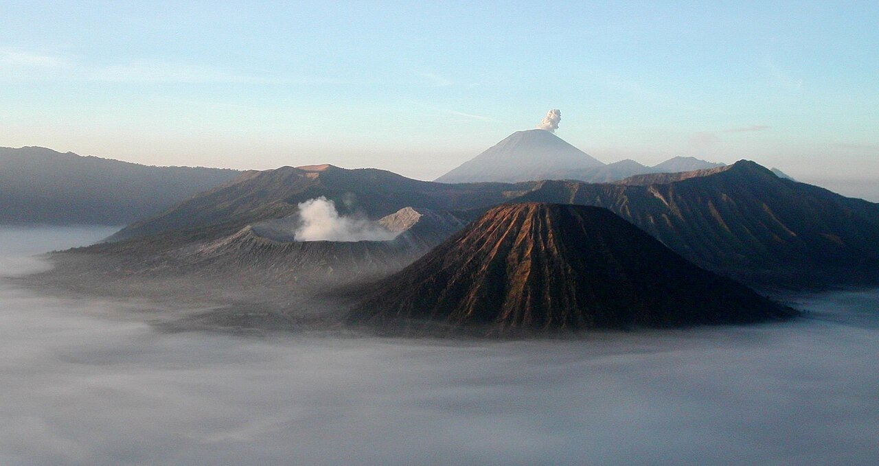 Gunung Bromo saat matahari terbit dengan latar Gunung Semeru