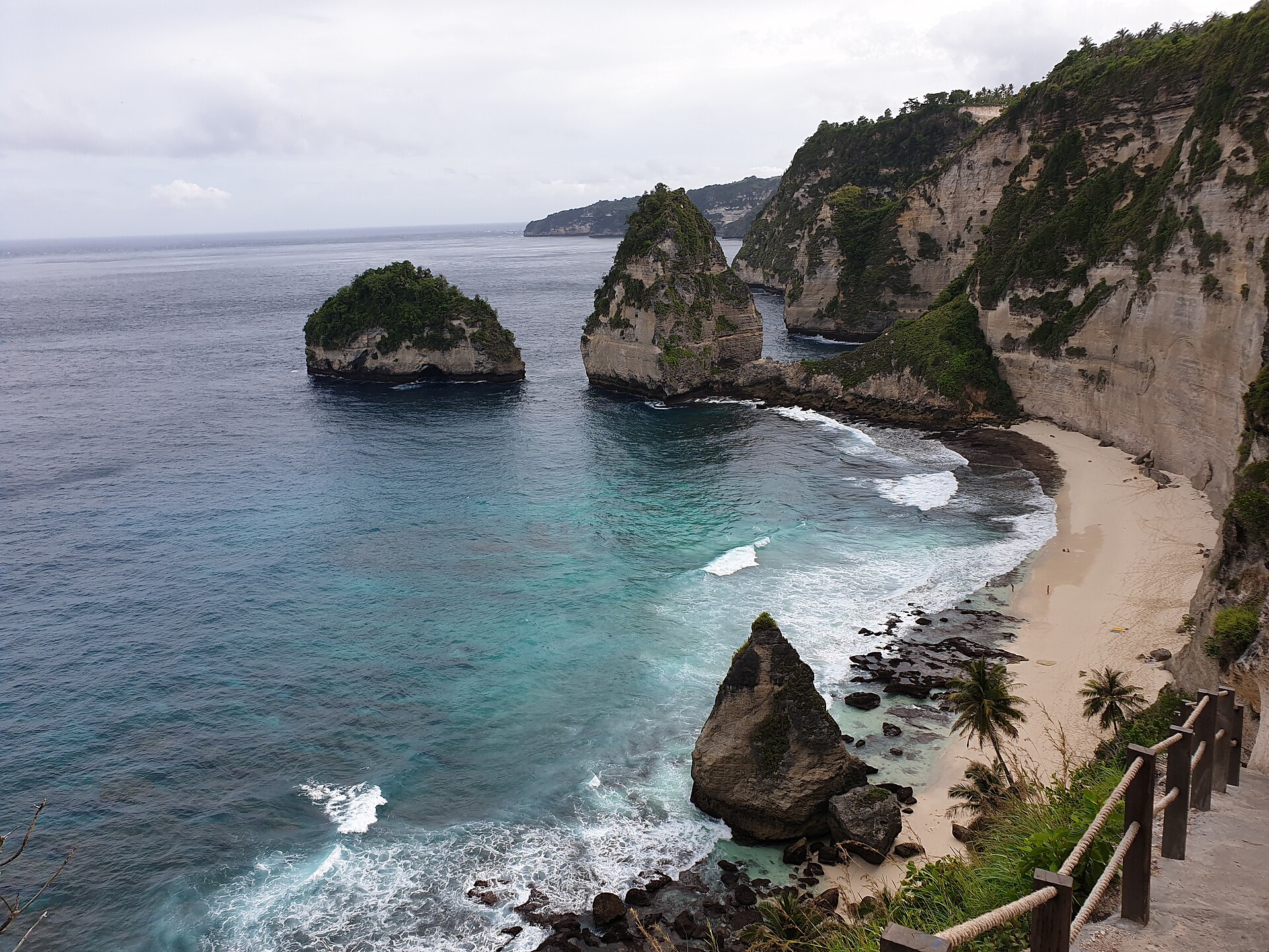 Panorama Pantai Diamond di Nusa Penida dengan air laut biru jernih