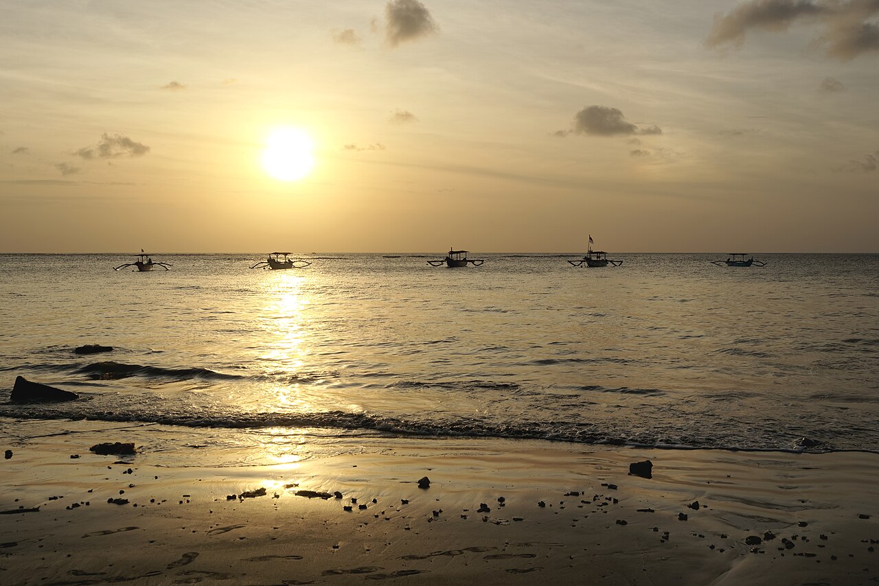 Matahari terbenam di Pantai Kuta, Bali