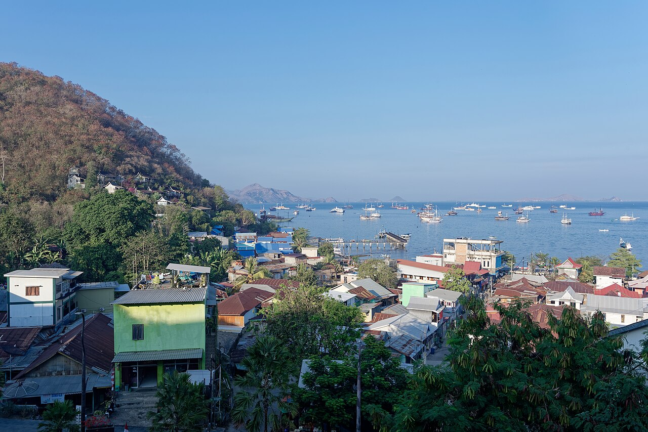 Pulau-pulau kecil dan laut biru di Labuan Bajo, Flores