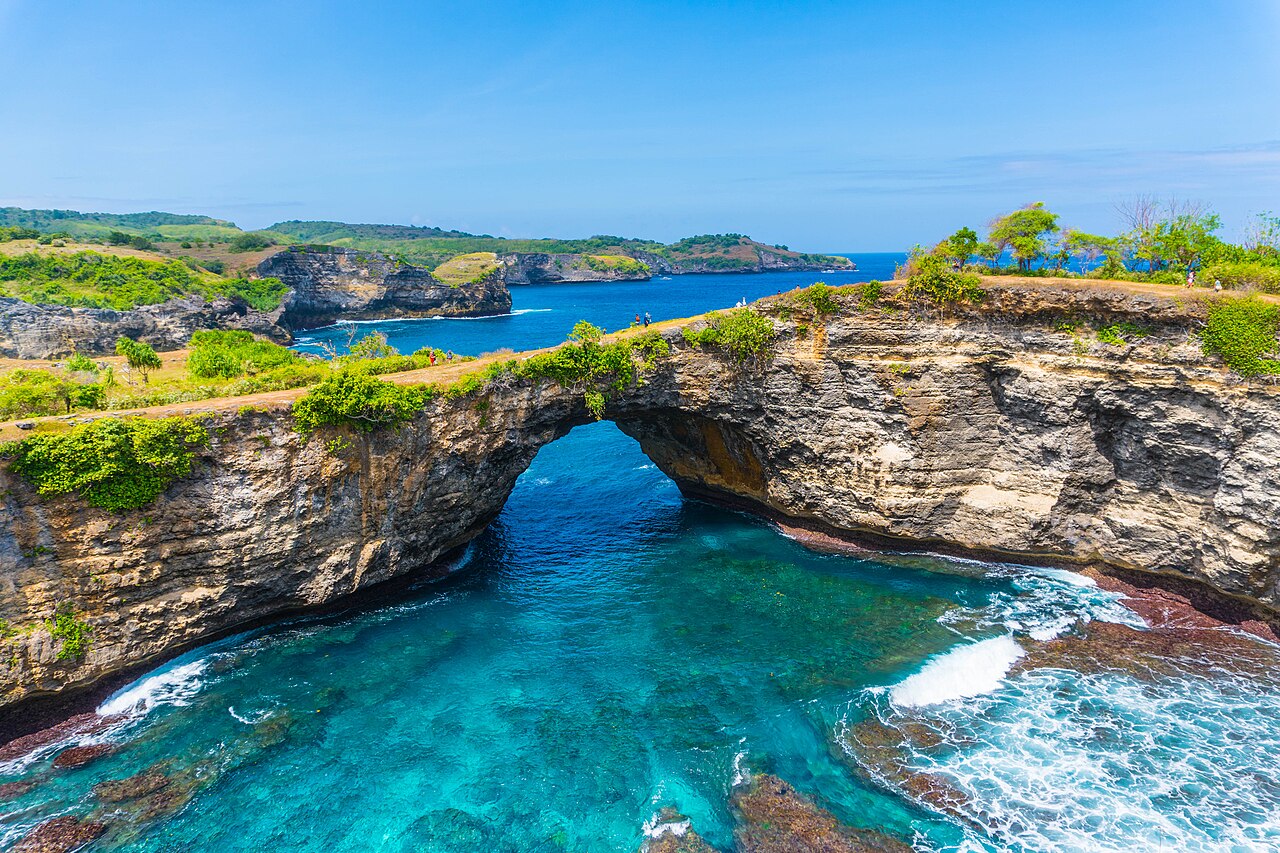 Tebing dan air biru di Broken Beach, Nusa Penida